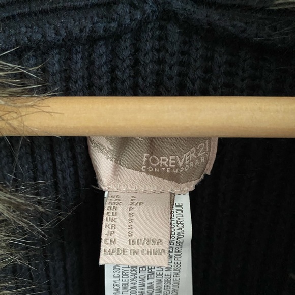 Knit sweater vest with faux fur collar - Picture 3 of 6